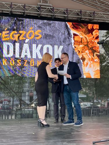 Végzős diákok búcsúztatása (faültestés)